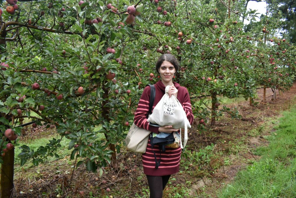 tamlyn-apple-picking