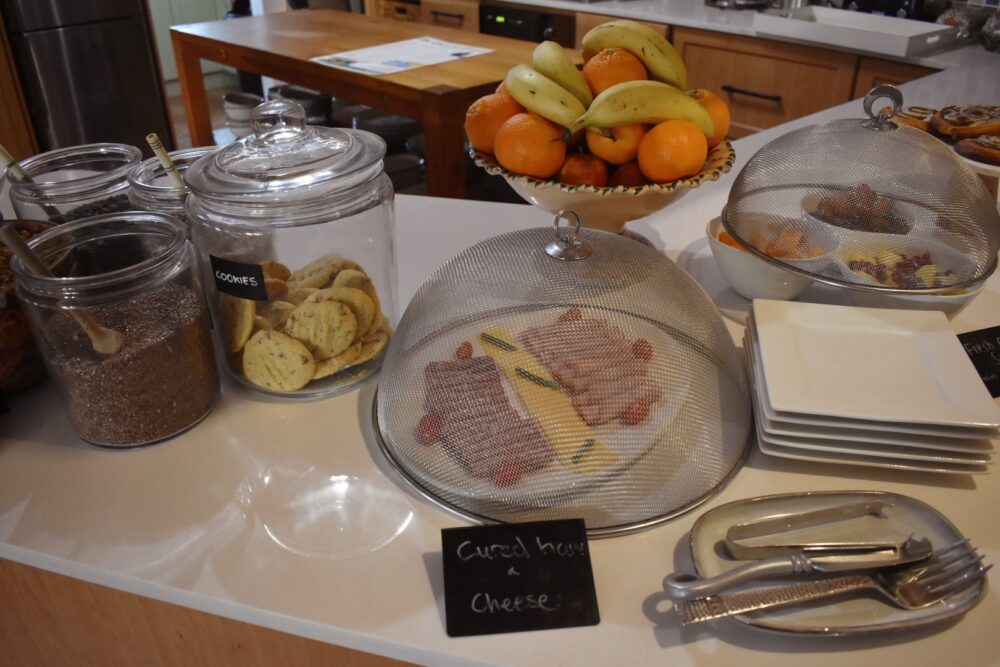 villa-chad-buffet-breakfast