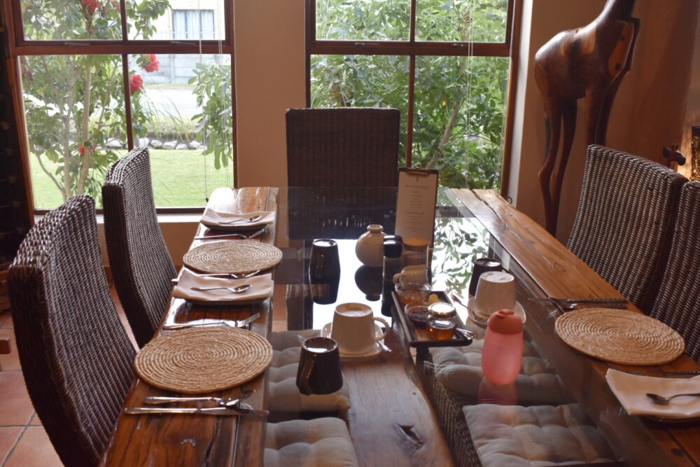 villa-chad-breakfast-room